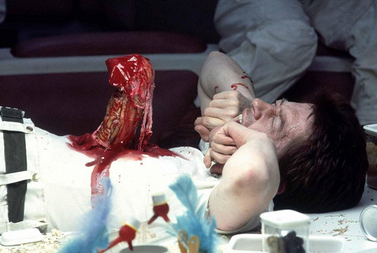 O tom, jak se bude vyvíjet tato scéna ve Vetřelci, věděl jenom John Hurt (na snímku). 