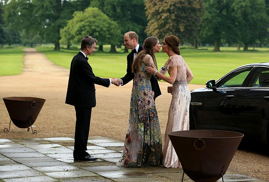 Kate a William vítali manželský pár v roce 2016 po jeho příjezdu na večírek. 