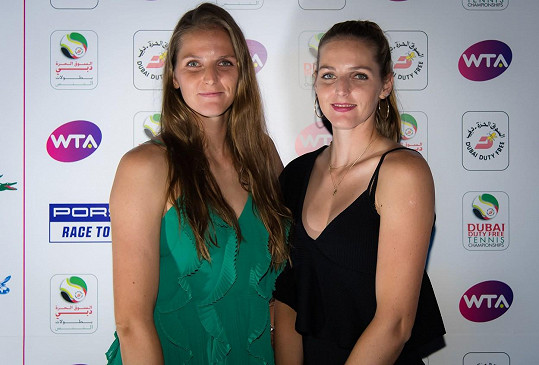 Karolína Plíšková (vlevo) a Kristýna Plíšková hrají obě tenis. Teď mají ale kvůli pandemii koronaviru na čas smůlu.