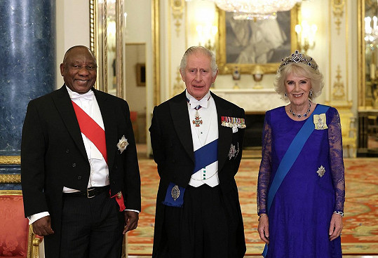 Camilla s manželem Karlem III. a jihoafrickým prezidentem Cyrilem Ramaphosou