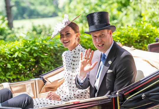 Vévoda a vévodkyně z Cambridge v pátek reprezentovali rodinu na dostizích v Ascotu.