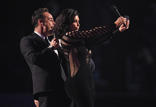 Selfie s moderátorským duem Ant & Dec se Kim Kardashian na udílení v roce 2015 nepovedlo. 