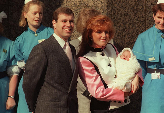 Eugenie po narození s rodiči princem Andrewem a Sarah Ferguson