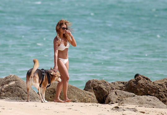 Monica si na pláž přivedla psí kamrády. 