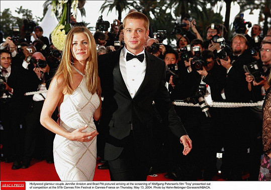 Zvěsti o údajném těhotenství Aniston s exmanželem Bradem Pittem jsou víc než divoké.
