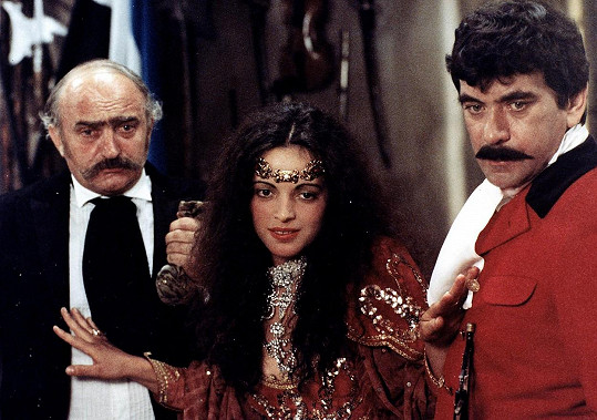 Vidu Neuwirtovou proslavila role princezny Bosany v pohádce Tři veteráni. Na snímku s Josefem Somrem a Petrem Čepkem (vpravo)