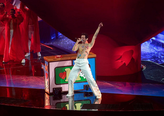 Že je miláčkem publika, Mika potvrdil i během finálového večera Eurovize. Fanoušky si podmanil svými nejznámějšími hity.