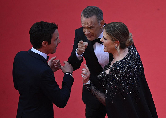 Tom Hanks s manželkou Ritou Wilson a členem organizačního týmu Vincentem Chapalainem na červeném koberci v Cannes