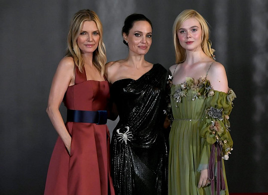 Michelle Pfeiffer, Angelina Jolie a Elle Fanning na premiéře filmu Zloba: Královna všeho zlého