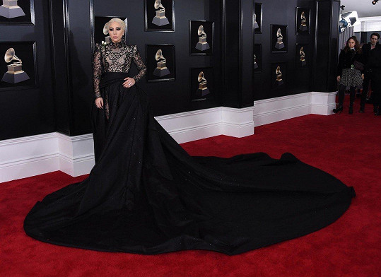 Pro letošní Grammy zvolila Lady Gaga velmi dramatickou róbu.