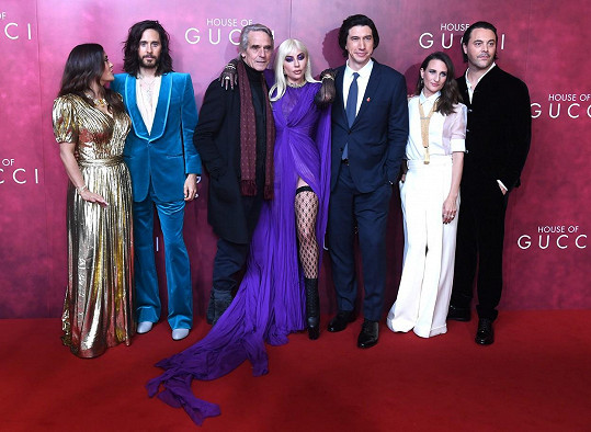 Zleva: Salma Hayek, Jared Leto, Jeremy Irons, Lady Gaga, Adam Driver, Camille Cottin a Jack Huston 
