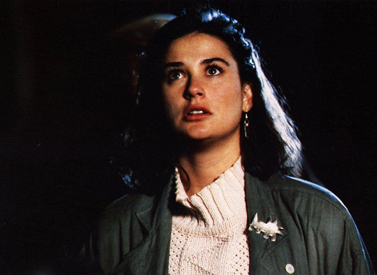 Demi Moore si na Instagramu zavzpomínala na natáčení filmu Sedmé znamení (1988) a rýpla si do cenzorů.