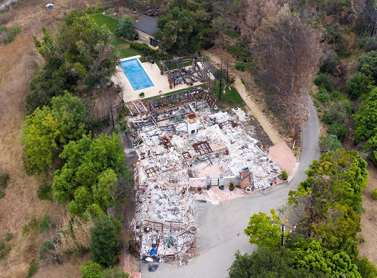 Jejich společný dům v Malibu v roce 2018 kompletně shořel.