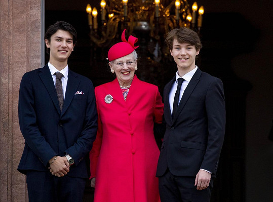 Dánská královna Markéta II. s vnuky Nikolaiem a Felixem (vpravo). Oba přijdou o své tituly.