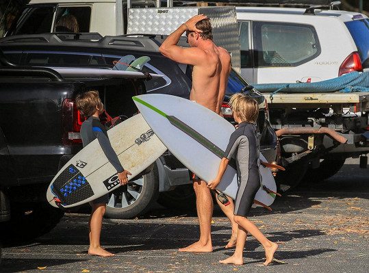 Děti jezdí surfovat s ním. 