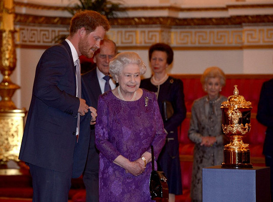 Princ Harry s královnou v roce 2015. V emotivním prohlášení jí poděkoval za rady, které mu dala, nakažlivý smích a popsal ji jako svůj kompas, který mu mnohdy udával směr.
