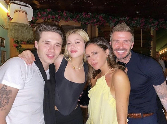 Brooklyn Beckham s nyní již manželkou Nicolou a rodiči Davidem a Victorií Beckhamovými