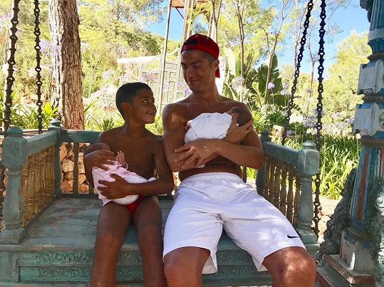 Cristiano Ronaldo a jeho starší syn chovají dvojčátka.