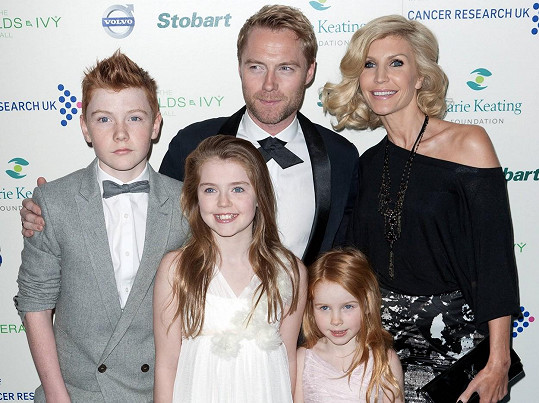 Ronan Keating se svou první manželkou Yvonne Connolly a jejich třemi dětmi. 