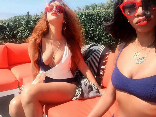 Rihanna relaxovala s kamarádkou.
