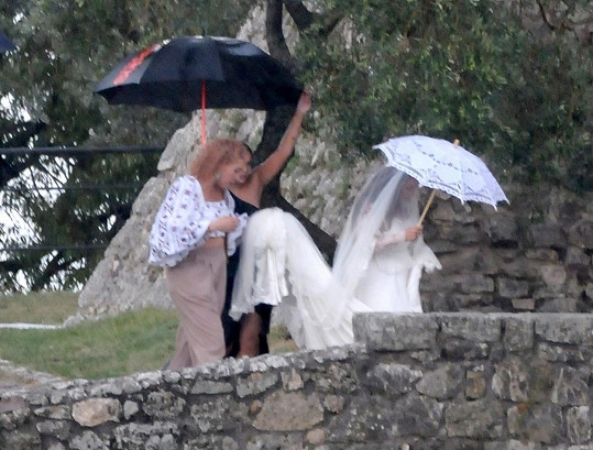 Svatbu narušila bouřka s deštěm.