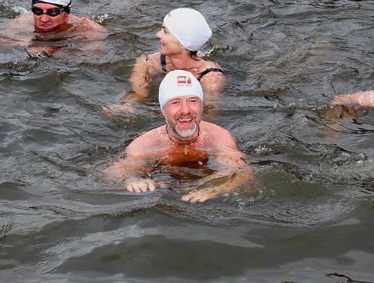 Už počtvrté si Jiří Langmajer zaplaval v ledové Vltavě.