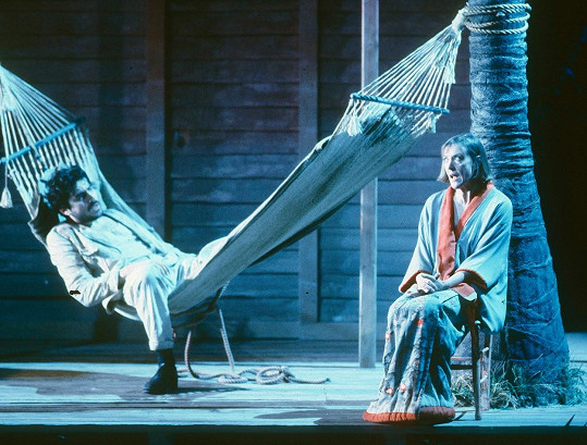Eileen Atkins je významnou divadelní herečkou. Ve hře Noc s leguánem (1991)