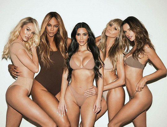 Do kampaně se zapojila se slavnými kolegyněmi, zleva: Candice Swanepoel, Tyra, Kim Kardashian, Heidi Klum a Alessandra Ambrosio. 