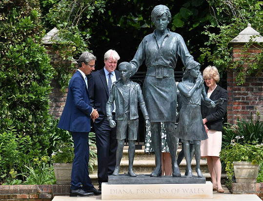 V Kensingtonských zahradách byla odhalena socha princezny Diany. 