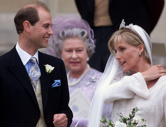 Sophii Helen Rhys-Jones si princ Edward vzal za ženu v roce 1999. Novomanželé na snímku s královnou Alžbětou II.