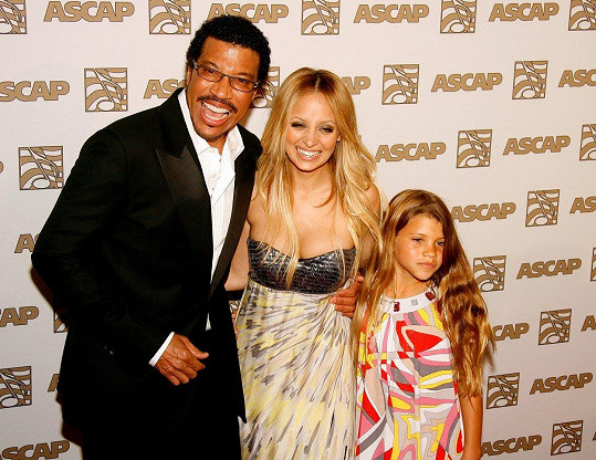 I Lionel Richie měl problémy s dcerou Nicole (uprostřed). Na archivním snímku se Sofií Richie. 