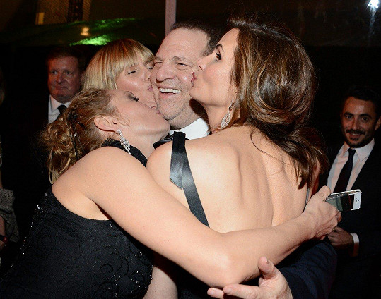 Uma Thurman (v popředí / první zleva) a Heidi Klum (vzadu / zleva) líbající Weinsteina v roce 2014 na Golden Globes afterpárty (pořádané Netflixem a Weinstein Company).