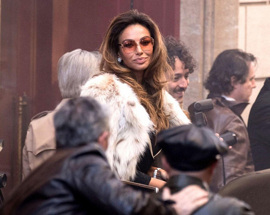 Madalina Diana Ghenea při natáčení scény jako Sophia Loren. 
