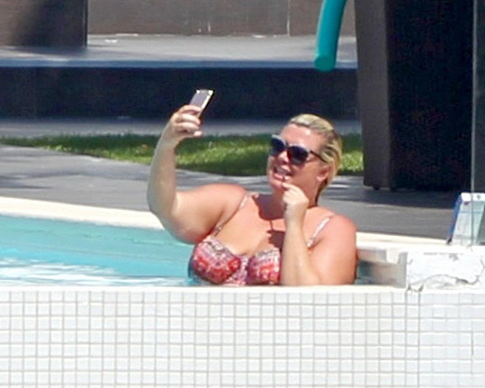 V bazénu si Gemma dělala selfie.