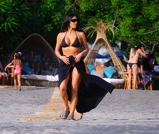 Na pláži se Kim zahalovala do šátku.