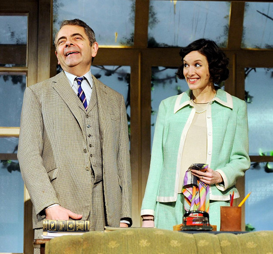 Rowan Atkinson s Louise Ford ve hře Quartermaines Terms.