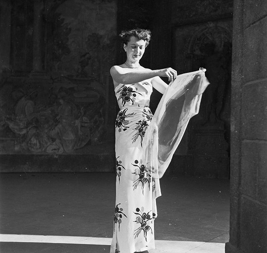 Manekýnka v modelu od Hany Podolské. Její vyhlášený módní dům přežil i druhou světovou válku, nepřežil ale rok 1948.