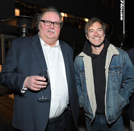 Mike (vlevo) v únoru letošního roku s kolegou Markem Duplassem na slavnostním promítání závěrečné epizody seriálu Někdo, někde. 