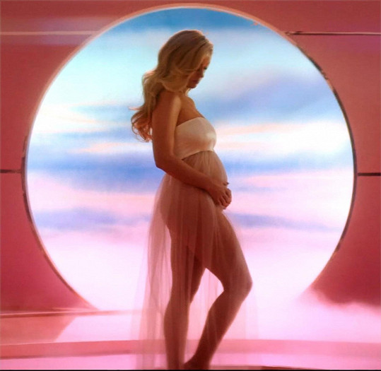 Katy Perry oznámila těhotenství s Orlandem ve videoklipu.