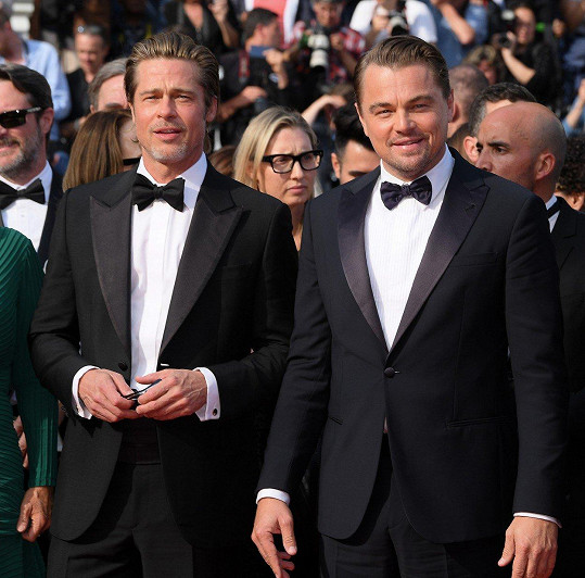 Brad Pitt a Leonardo DiCaprio na premiéře Tenkrát v Hollywoodu