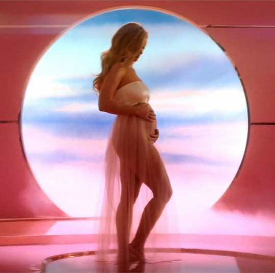 Těhotenství oznámila ve videoklipu začátkem března.