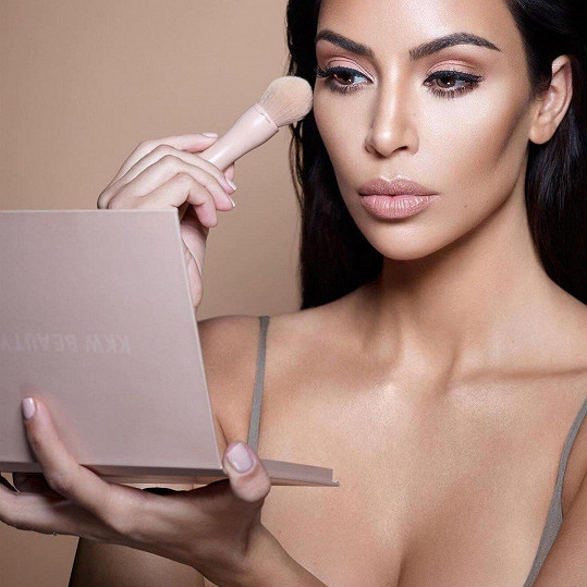Kim Kardashian platí za ikonu moderního make-upu.