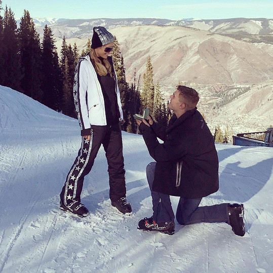 Paris Hilton se zasnoubila s hercem Chrisem Zylkou. Pár vše zdokumentoval pro své fanoušky.