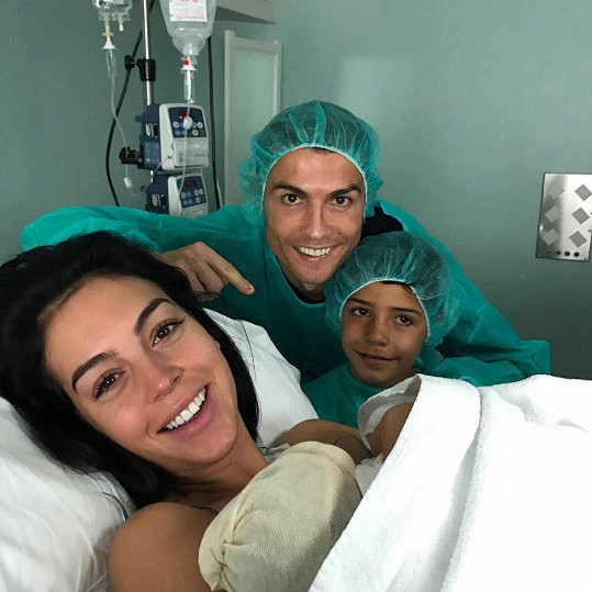 Cristiano Ronaldo se letos stal čtyřnásobným otcem. V červnu mu náhradní matka porodila dvojčata, v listopadu partnerka Georgina holčičku.