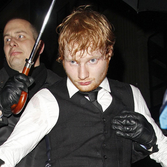 Ed Sheeran opouští londýnskou afterparty po předávání cen v roce 2015. 