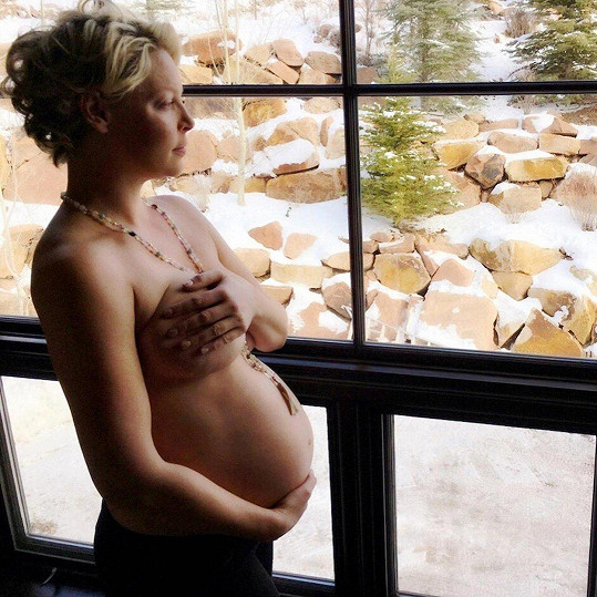 Katherine Heigl zveřejnila rok starý snímek pořízený krátce před odjezdem do porodnice.