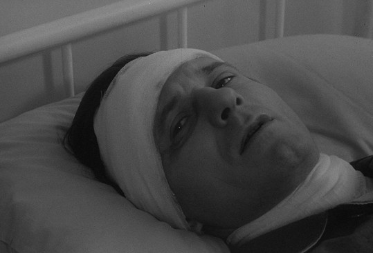 Radoslav Brzobohatý skoro celý film proležel na nemocničním lůžku.