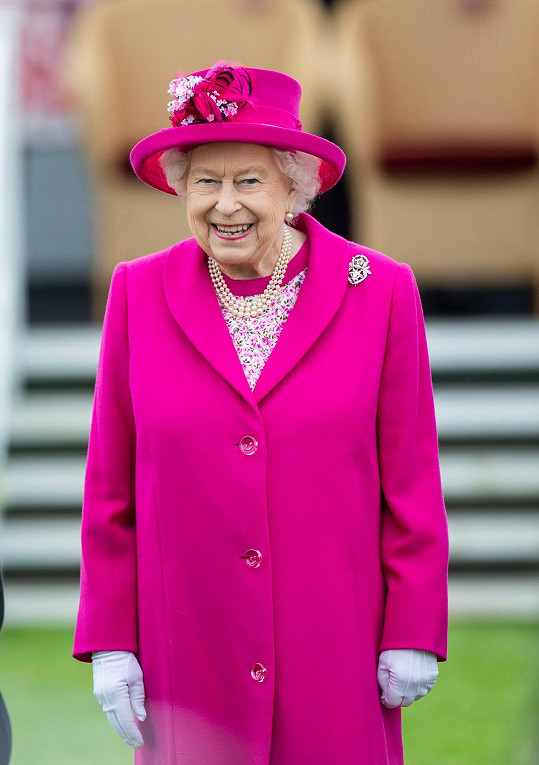 Kouzelná byla i v nepřehlédnutelné růžové během finále Royal Windsor Cup.