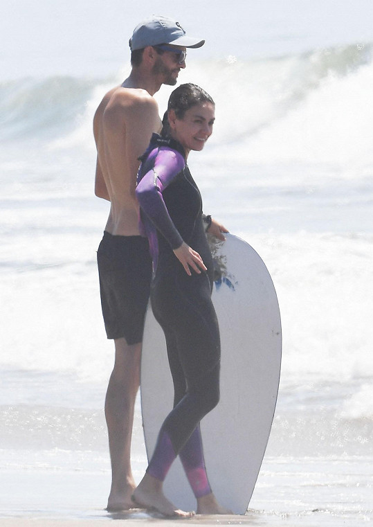 Mila s manželem Ashtonem Kutcherem začátkem měsíce na pláži v Santa Barbaře.