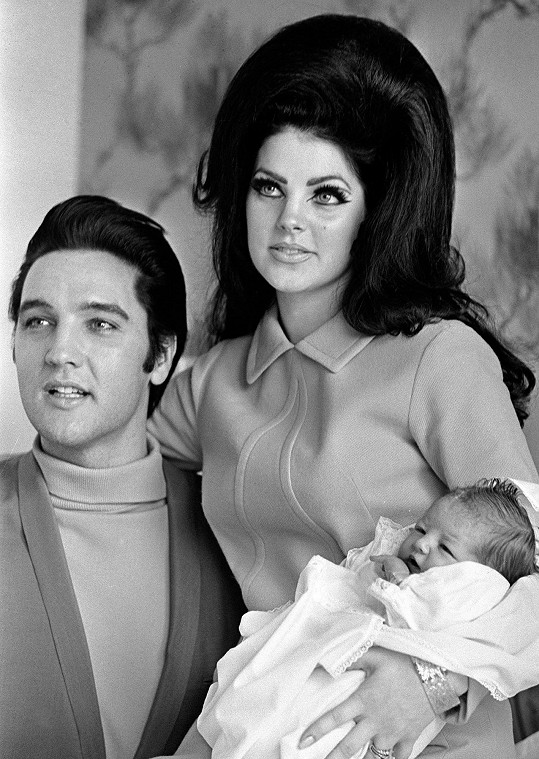 Elvis s Priscillou po narození Lisy Marie